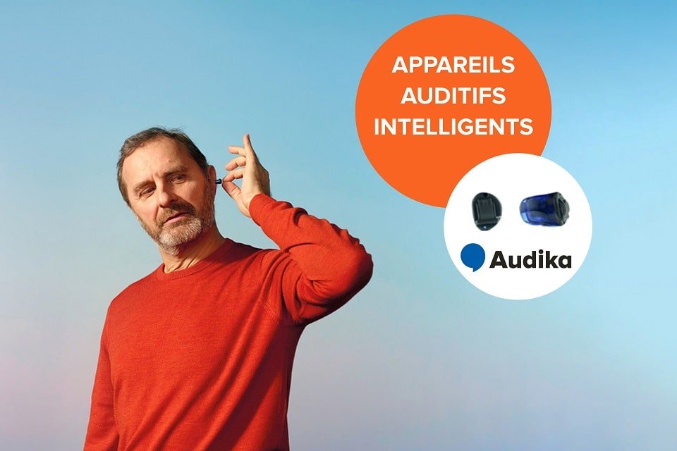Un homme met un appareil auditif intelligent Audika dans ses oreilles