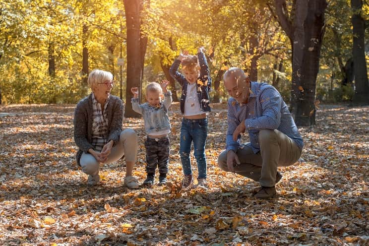 Famille en train de jouer dans les bois en plein automne