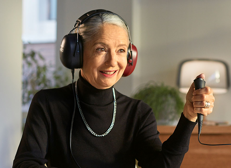 Immagine di una donna durante un test dell'udito