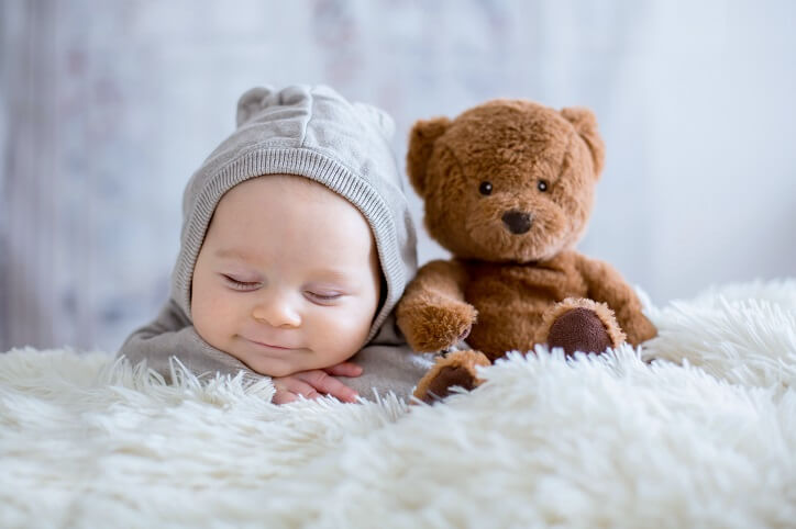 Dziecko usypia przed wykonaniem badania słuchu ASSR w gabinecie specjalisty.