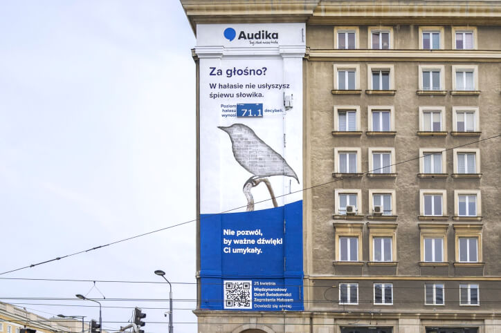 Mural Audika, który mierzy poziom hałasu w Warszawie.