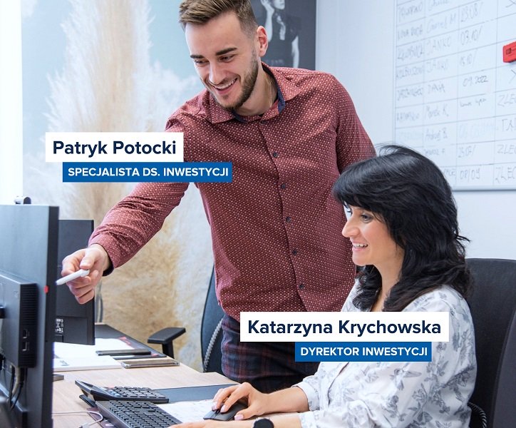 Patryk Potocki i Katarzyna Krychowska pracują razem przy laptopie.