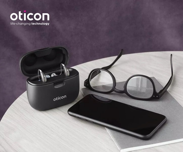 Grafika przedstawiająca producenta aparatów słuchowych – firma Oticon.