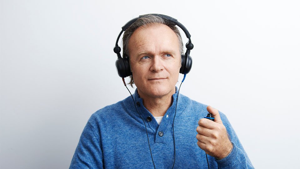 Bild på en man som har gjort ett hörseltest efter att ha gjort ett quiz som indikerade på hörselnedsättning