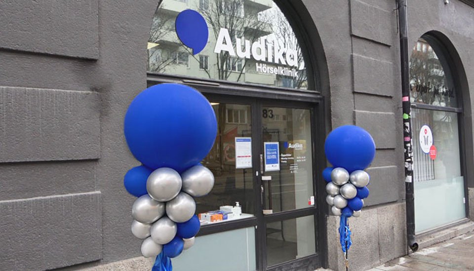 Bild på blå ballonger utanför audikas nyrenoverade hörselklinik på Sveavägen