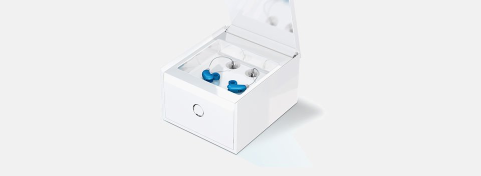 Bild på hörapparater i en hållare