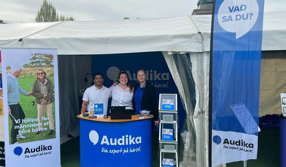 Bild på tre medarbetare på Audika som står på seniordagen i Kungsträdgården och erbjuder gratis snabbtest