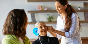 Bild på en kvinna som besöker Audikas hörselklinik i Eskilstuna och får hjälp med sin hörsel
