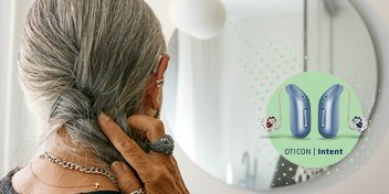Bild på en kvinna som håller i sitt hår för att visa sin nya hörapparat Oticon Intent som är en nyhet hos Audika Hörselklinik
