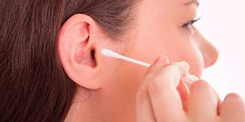 Rengör inte öronen med tops - om du har mycket öronvax är det bättre att uppsöka vårdcentral - Audika förklarar varför.