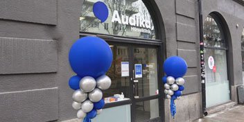 Bild på Audikas nyrenoverade hörselklinik på Sveavägen med blå ballonger utanför