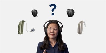 Bild på en kvinna som funderar på vilken hörapparat som är bäst efter att ha läst en guide om bästa hörapparaten