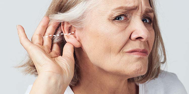 Bild på en kvinna som har unilateral hörselnedsättning och hör dåligt på ett öra