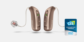 Bild på en hörapparatsmodell från Oticon och en logga