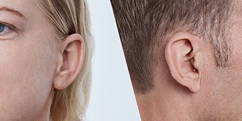 Bild på två människor med hörapparater i örat och bakom örat. Hörapparaten bakom-örat är laddningsbar.