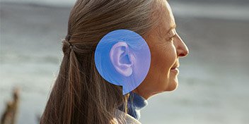 Bild på en kvinna som har en blå bubbla för örat som visar att hon älskar sina öron