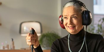 Bild på en kvinna som har börjat att älska sina öron och gör ett hörseltest