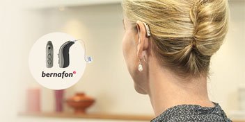 Bild på en kvinna som har en Bernafon Viron hörapparat och en bild på en viron hörapparat bredvid