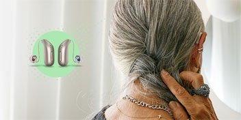Bild på en kvinna som har en Oticon Intent hörapparat som är en hörapparat från Oticon