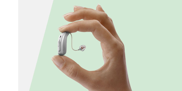Bild på en hand som visar en hörapparat för pris. 