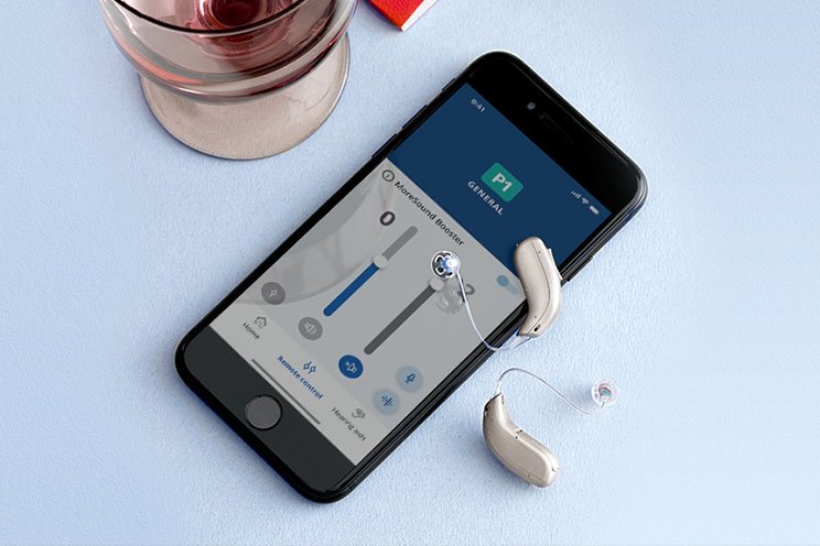 Två hörapparater med Bluetooth och en smartphone.