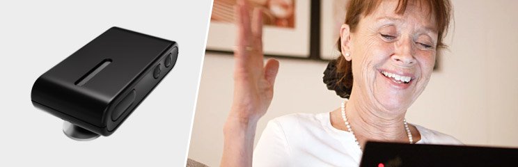 Bild på hörselhjälpmedel connectclip och en kvinna framför sin dator