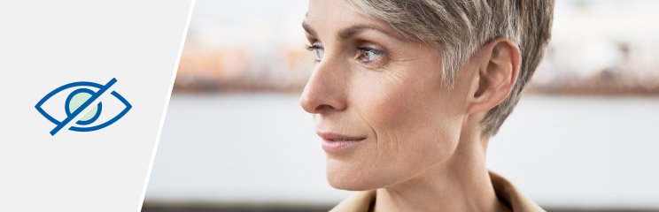Bild på en kvinna och ett öga som visar en typ av hörapparat som nästan är osynlig