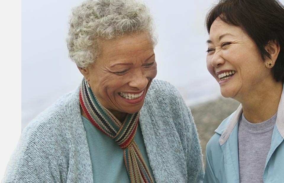 Bild på två äldre kvinnor som förebygger en hörselnedsättning