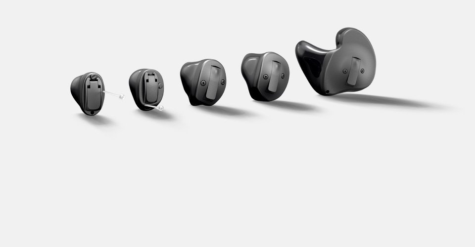 Bild på fem olika typer av Oticon Own hörpapparater som har optimal passform och ger dig enastående ljud
