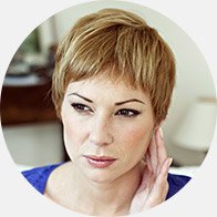 Bild på en kvinna som känner tryck i örat på grund av bulllerrelaterad hörselnedsättning