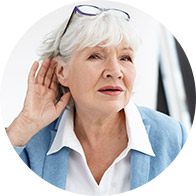Bild på en kvinna med konduktiv hörselnedsättning som upplever ljud som avlägsna