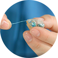 Bild som visar service av hörapparat som är ett steg mot en bättre hörsel.