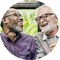 Bild på två män med åldersrelaterad hörselnedsättning som har lättare att höra låga röster än högre