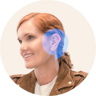 Bild på en kvinna som älskar sina öron och provat ut nya hörapparater