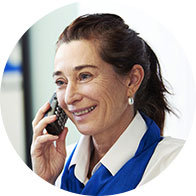 Kvinna som ringer till Audika hörselklinik för hjälp med sin hörsel.