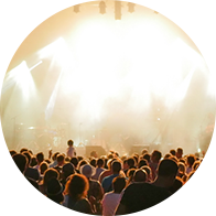 Bild på personer på en scen och personer som är på konsert med hög musik som använder hörselskydd som förebygger nedsatt hörsel