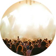 Bild på en publik på en konsert som älskar sina öron och skyddar de mot höga ljud för sin hälsa
