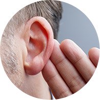 Bild på ett öra på en man som har handen bakom örat för att lokalisera var ljudet kommer ifrån som  får hjälp av en anhörig med sin hörselnedsättning
