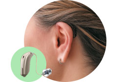 Bild på en hörapparatsanvändare med en diskret bakom-örat hörapparat