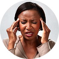 Bild på en kvinna som har surrande öron på grund av hörselnedsättning på höga frekvenser