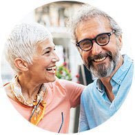 Bild på en man och en kvinna som har Oticon Own hörapparater som är anpassade efter deras livsstil