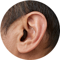 ITC av Oticon Own hörapparaten som har svart färg och är diskret i örat.