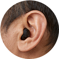 Bild på Oticon Own hörapparaten i ITE modell som placeras i örat.