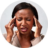 Bild på en kvinna som hör ringande ljud från sin sensorineurala hörselnedsättning