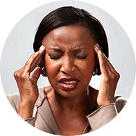 Bild på en kvinna som har ringande öron som kan vara ett tecken på nedsatt hörsel