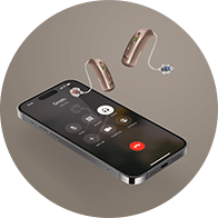 Oticon Real går att ansluta till din smartphone. På bilden syns två Oticon Real hörapparater och en iPhone.