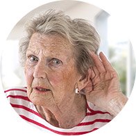 Bild på en dam som har svårt att höra med örat som hon har unilateral hörselnedsättning
