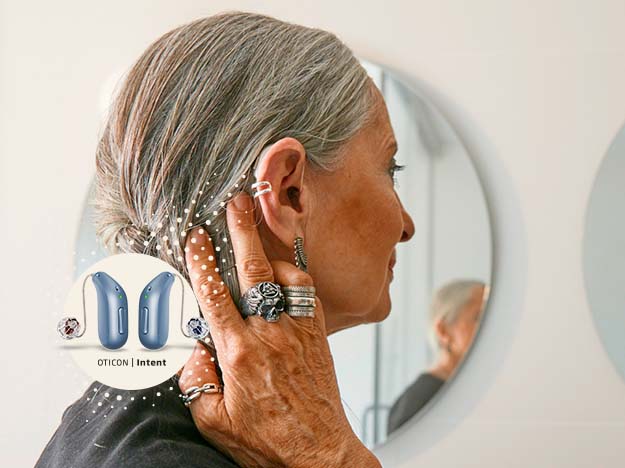 Bild på en kvinna som har en Oticon Intent hörapparat som du kan prova ut ur Audikas privata sortiment