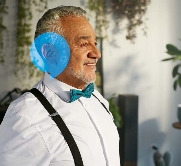 BIld på en man som har en blå bubbla ovanför örat