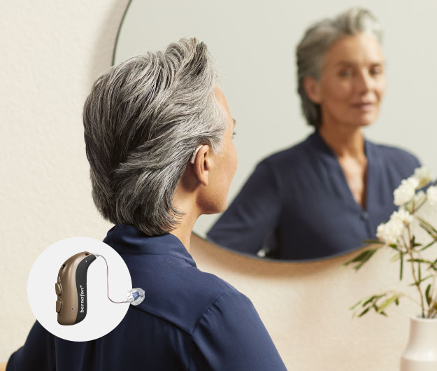 Bild på en kvinna som har en hörapparat som har tinnitus sound support, hörapparaten heter Bernafon Alpha